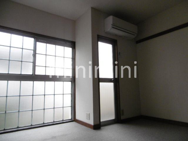 居室・リビング　温かみのあるカーペットのお部屋