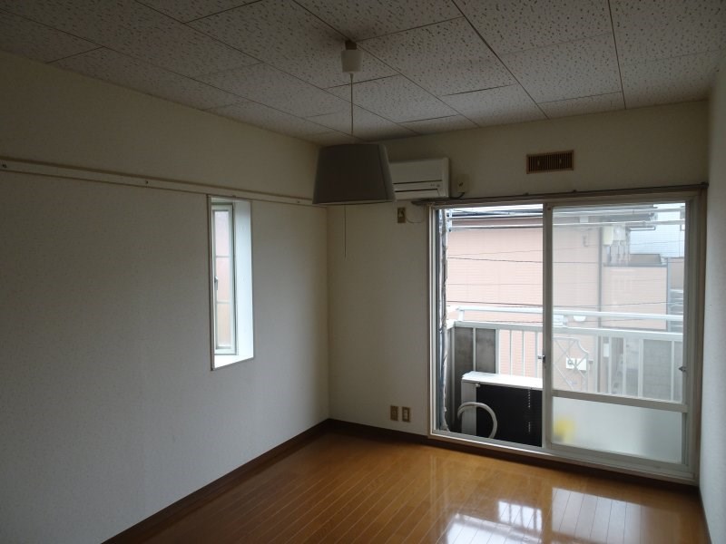 居室・リビング　木のぬくもりが優しいフローリング（横窓なし）