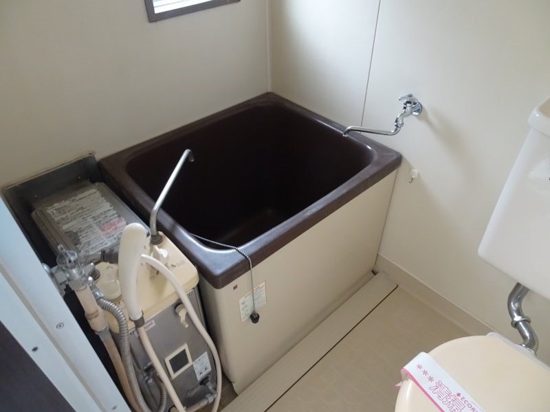 バス・シャワールーム　窓付きのバスルーム