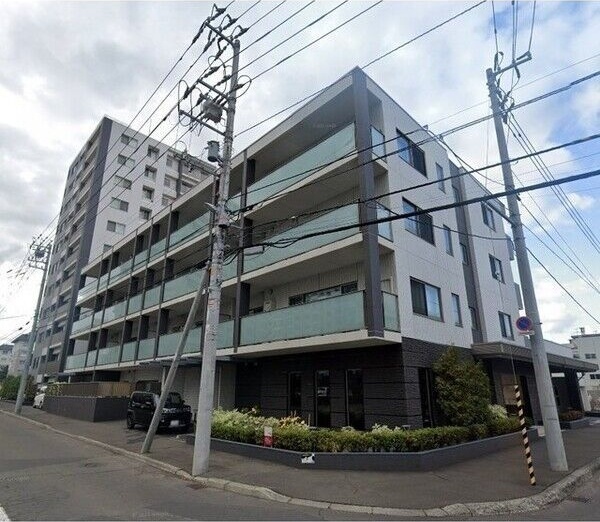 【札幌市白石区菊水三条のマンションのエントランス】