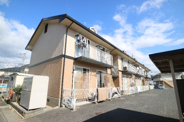 【総社市小寺のアパートの建物外観】