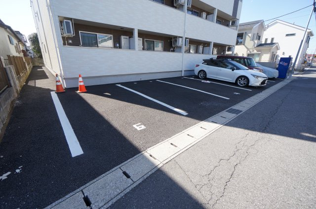 【千葉市中央区松ケ丘町のアパートの駐車場】