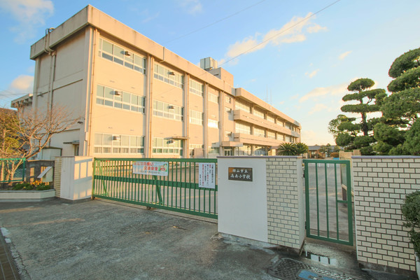 【岡山市中区中井のマンションの小学校】