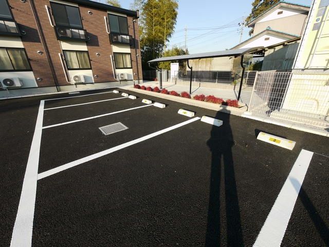 【鴻巣市滝馬室のアパートの駐車場】