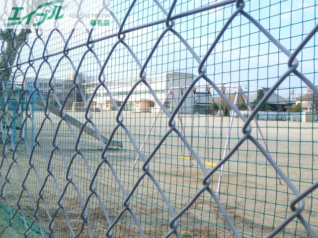 小学校　桑名市立日進小学校（小学校）まで522m