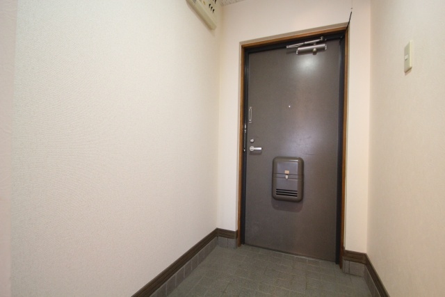 玄関　※別部屋の参考写真の為、原状優先です。