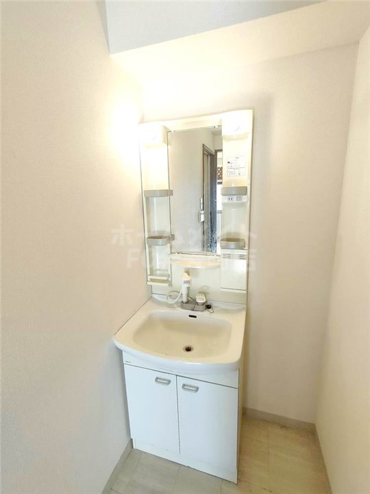 洗面設備　明るい洗面所です