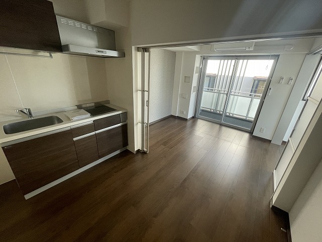 居室・リビング　ワイドなリビング10帖　仕切戸で4帖と6帖に分割可能