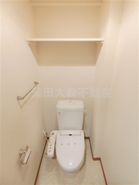 トイレ　棚付きのトイレ