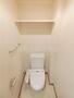 トイレ　棚付きのトイレ