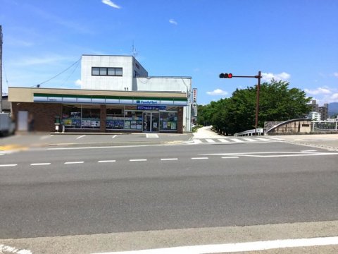 コンビニ　ファミリーマート 高知東石立店（コンビニ）まで589m