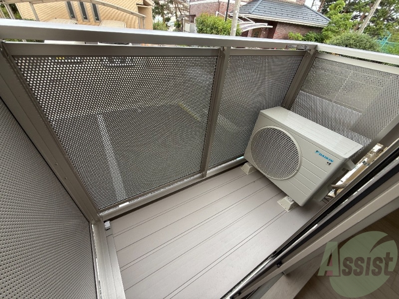 バルコニー　バルコニー付きです。洗濯物を外に干せます。