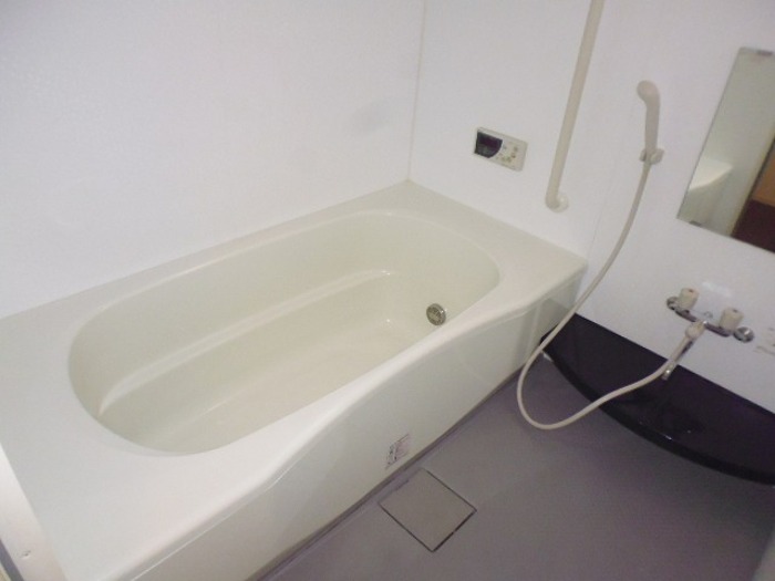 バス・シャワールーム　コンパクトで使いやすいお風呂です