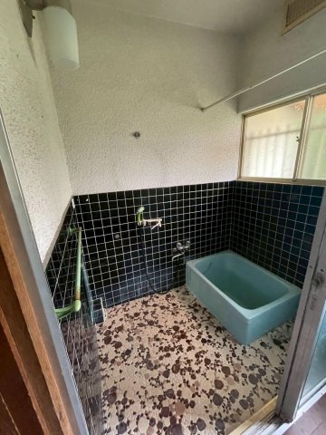 バス・シャワールーム　古風な風呂ですが、クリーニング済みです