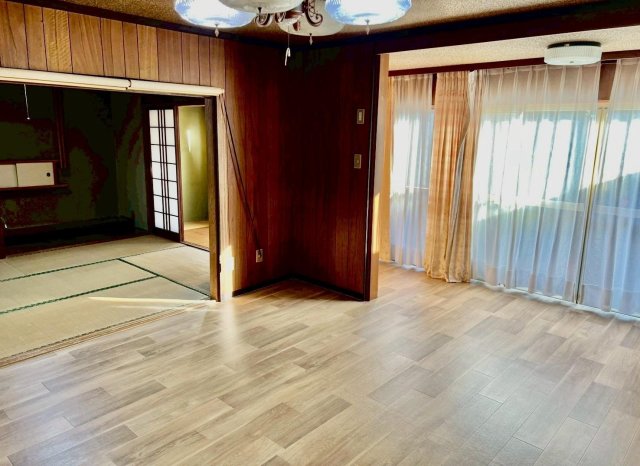 居室・リビング　日あたり良好なリビング（リフォーム済み）