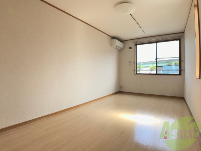 その他部屋・スペース　８．７帖の洋室を別の角度から撮影してみました。