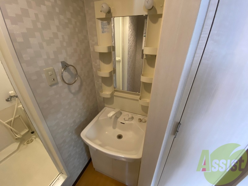 洗面設備　独立洗面台です。大きくてよいですね。シャンプーもできます。