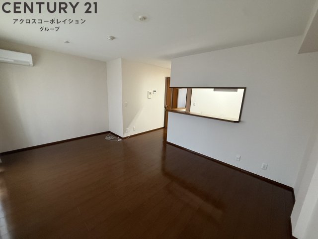 居室・リビング　床色が落ち着いた色合いで、とてもきれいです。