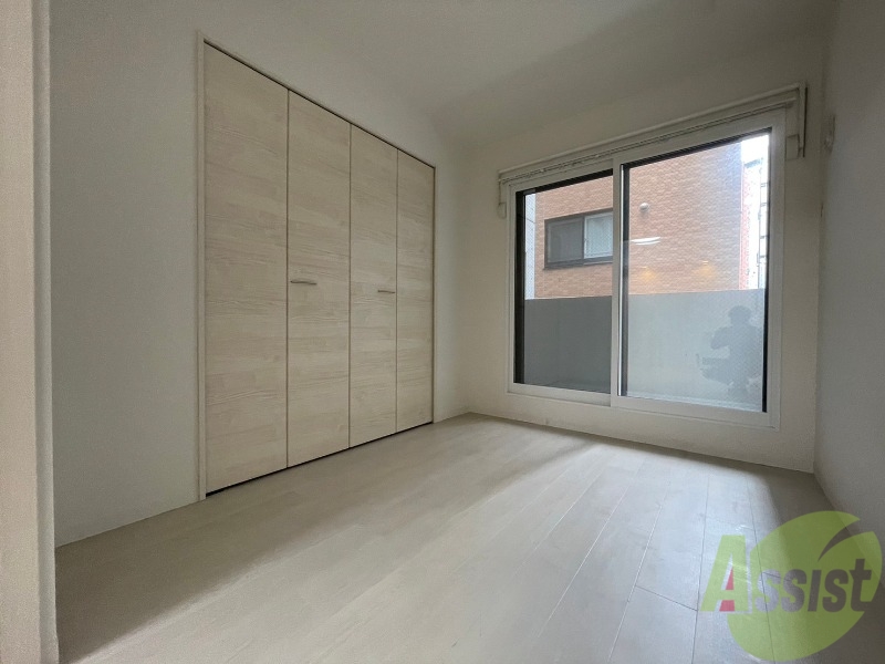 その他部屋・スペース　寝室はこちらです。光が差し込む、温かみのあるお部屋です。