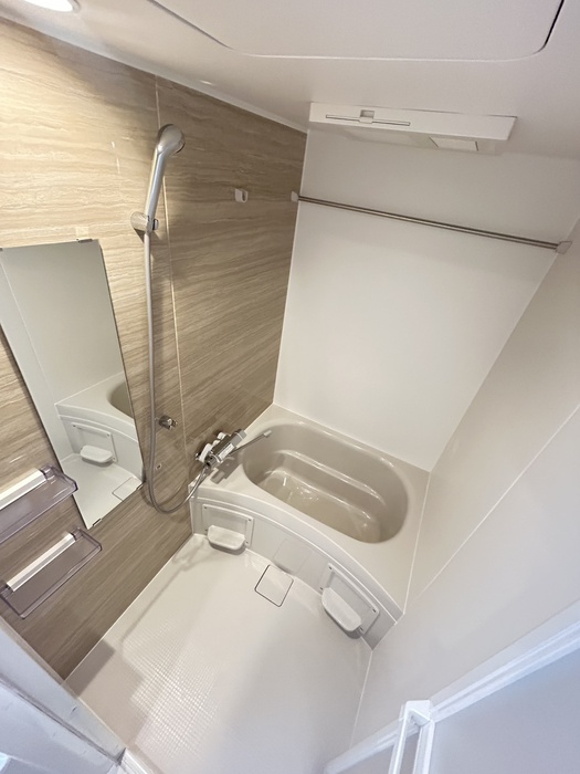 バス・シャワールーム　落ち着いた空間のお風呂です