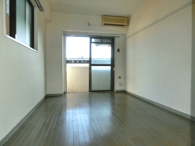 居室・リビング　南向きの明るい居室スペース。