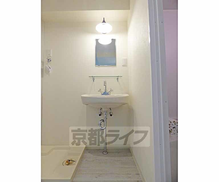 洗面設備　きれいな洗面台です。