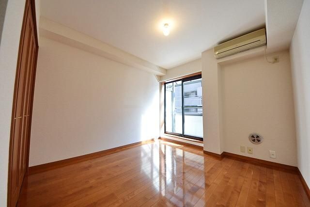 居室・リビング　★7帖の洋室・艶のあるきれいなフローリングのお部屋です★