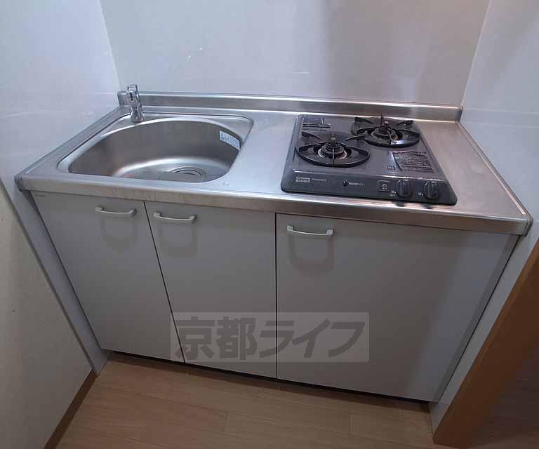 キッチン　水色基調のシステムキッチンです。