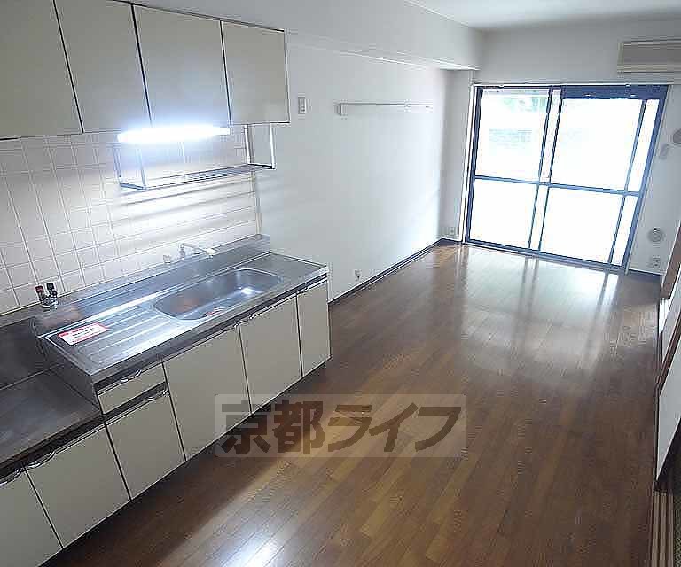 居室・リビング　明るく広々したリビング