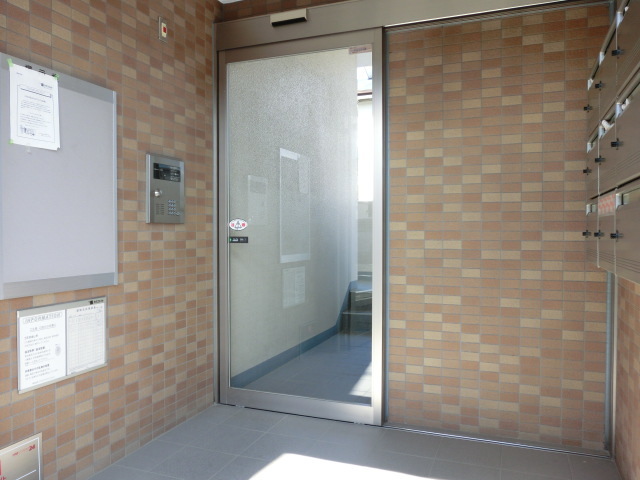 エントランス　エントランスは自動ドアタイプのオートロック