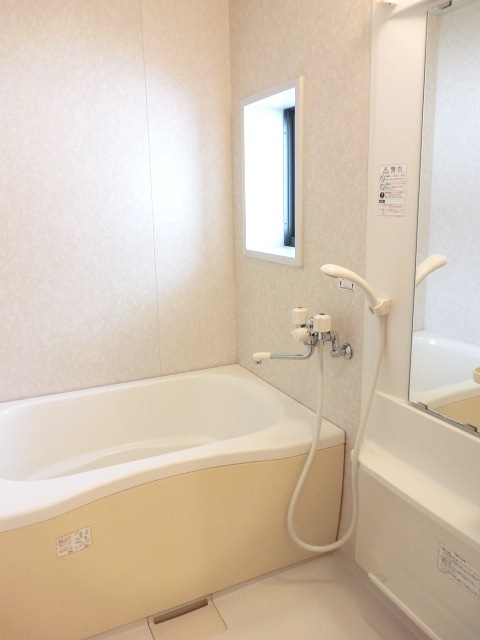 バス・シャワールーム　窓のある明るいバスルーム（追焚き付き）