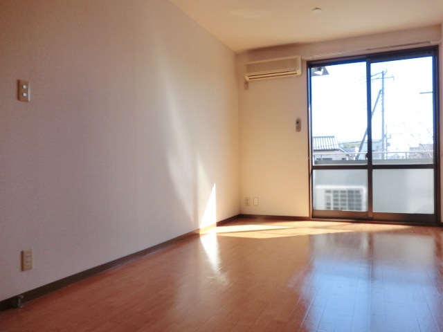 居室・リビング　おすすめの２階角部屋・明るい３面採光のお部屋です