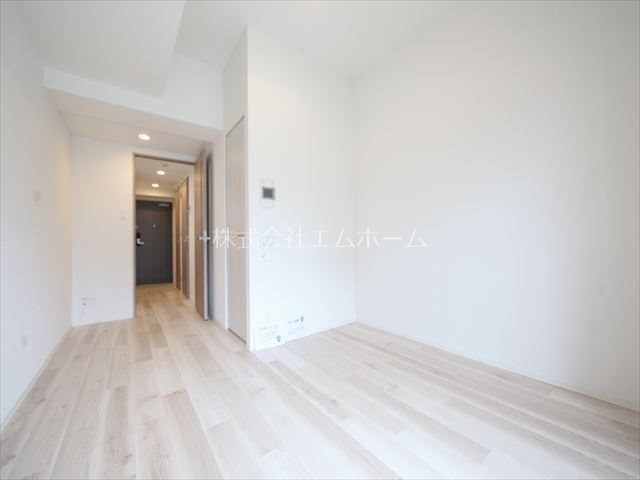 居室・リビング　洋室7.5帖　エアコン付　バルコニーに面しています