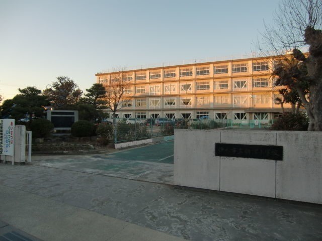 小学校　浜松市立新津小学校（小学校）まで676m