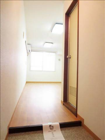 居室・リビング　玄関から窓側まで５８０cmと広めのお部屋です