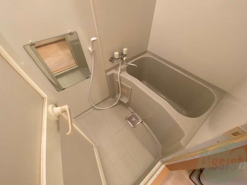 バス・シャワールーム　バスルームはこちらです。広々としてゆったり休めます。