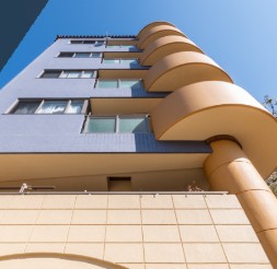 建物外観　鉄筋コンクリート造のがっちりとした建物。