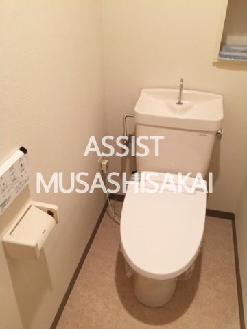 トイレ　写真：設備同仕様の別号室です