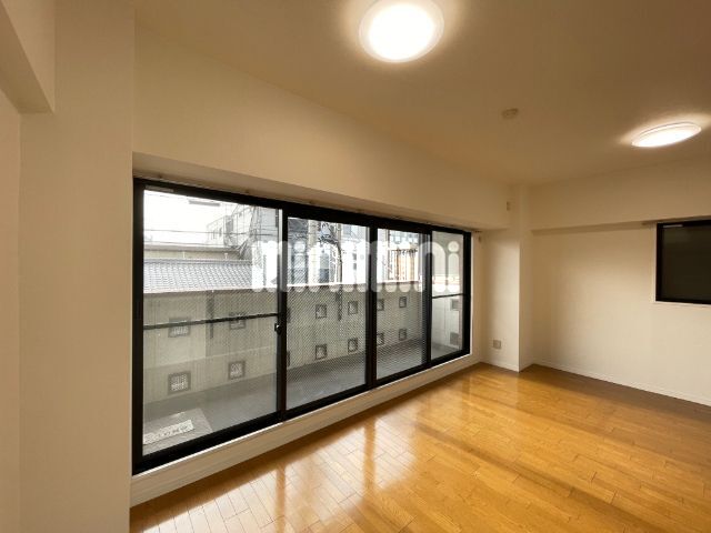 居室・リビング　角部屋ならではの窓の多さで遮光もばっちり