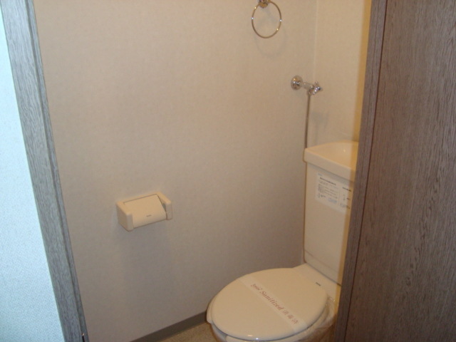 トイレ　落ち着いた色調のトイレです