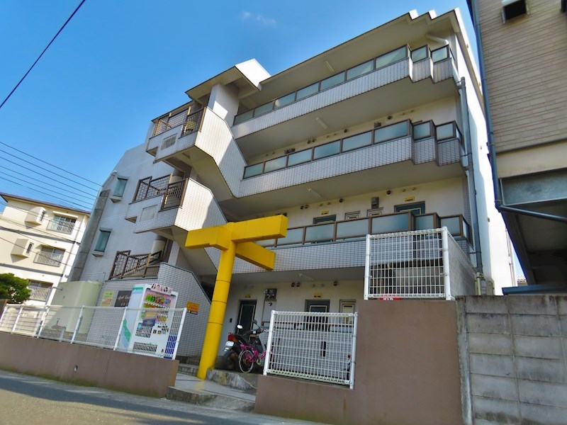 建物外観　４階建てマンション。