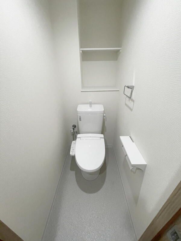 トイレ　落ち着いた色調のトイレです