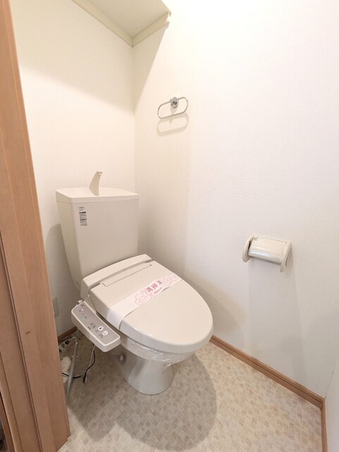 トイレ　★トイレは嬉しい洗浄機能付き便座です♪★