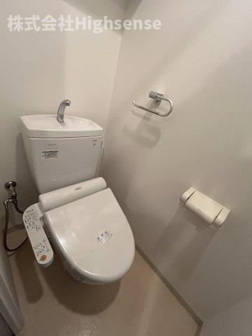 トイレ　落ち着いた色調のトイレです