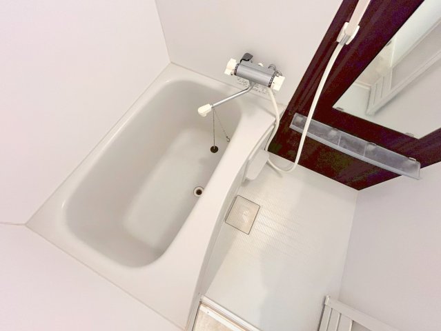 バス・シャワールーム　広めのお風呂は一日の疲れを癒してくれます。