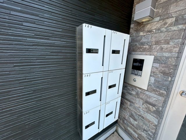 ロビー　ロビーにある各部屋毎のメールボックス。