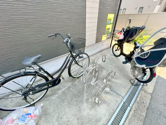 駐車場　敷地内には入居者専用の駐輪スペースもあります。