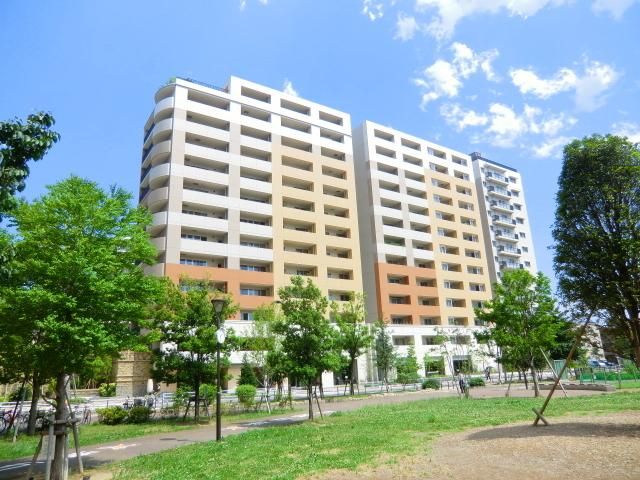 建物外観　駅徒歩５分・建物前は公園です