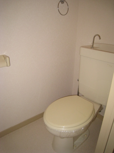 トイレ　※別部屋のお写真で、現況優先と致します。
