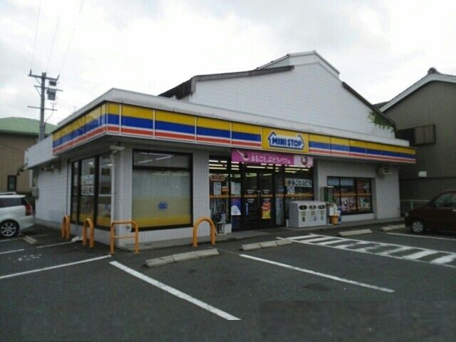コンビニ　ミニストップ鴨田町店（コンビニ）まで350m
